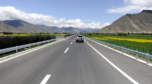 Cars are running on the accommodation road for Lhasa-Gonggar Airport on July 7. [Photo/Xinhua]