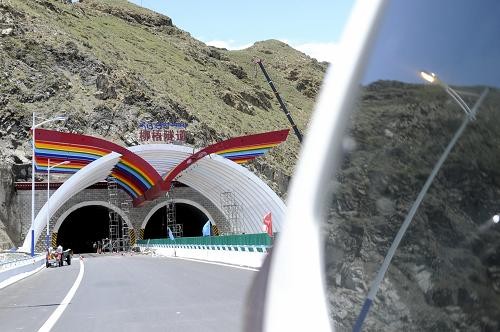 Newu Tunnel on the accommodation road for Lhasa-Gonggar Airport on July 7. [Photo/Xinhua]