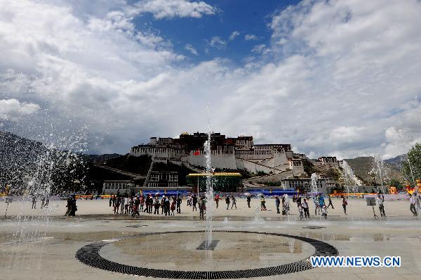 Tourists are seen at Potala Palace Square in Lhasa, southwest China's Tibet Autonomous Region, July 10, 2011. Tourist arrivals to Lhasa rose by 42.13 percent year-on-year to reach 1.22 million in the first half of 2011, bringing in more than 1.18 billion yuan (182 million U.S. dollars) in revenue, according to the statistics released by the Lhasa Tourism Administration recently.[Photo/Xinhua]