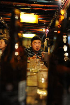A young man listens to music in the bar, July 7. [Photo/Xinhua]
