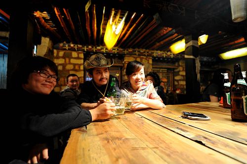 Travelers from different regions take group photos, July 7. [Photo/Xinhua]