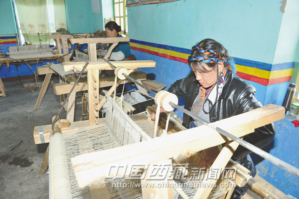 Trainees are spinning Pulu, a high-quality Tibetan woolen fabric. [Photo /China Tibet News]