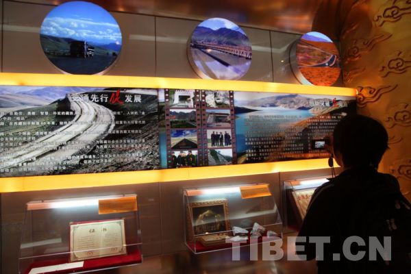 A visitor came to the exhibition on achievements of Tibet's transportation construction on July 13. [Photo/China Tibet Online]