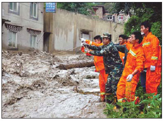 Workers retrieve gas tanks from river in Sichuan