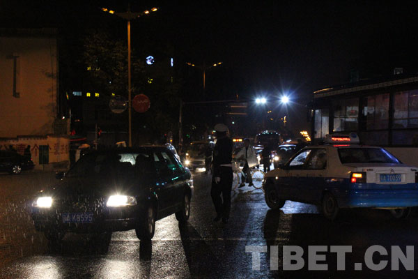 Lhasa is ready for the 60th anniversary of Tibet peaceful liberation. A traffic police is busy with his work to ensure the performance presented successfully to local people on July 13, 2011. [Photo/China Tibet Online]