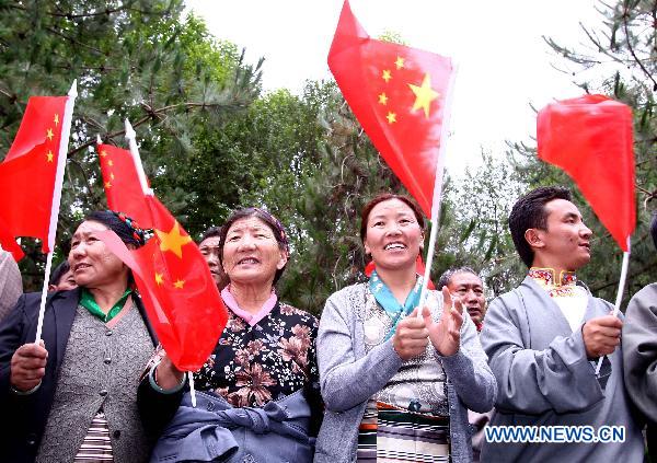 Tibetans greet central gov't delegation