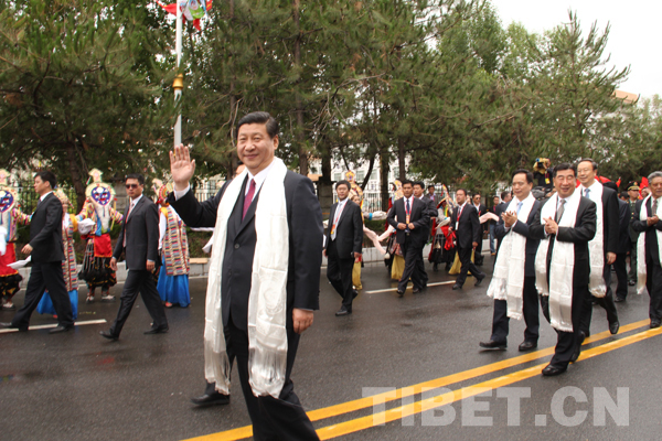 Chinese Vice President Xi Jinping (front) waves as he arrives in Lhasa, capital of southwest China's Tibet Autonomous Region, on July 17, 2011. Xi Jinping, leading a central government's delegation, came to attend the celebrations marking the 60th anniversary of Tibet's peaceful liberation. [Photo/China Tibet Online]