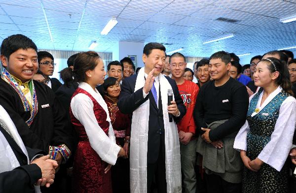 Chinese Vice President Xi Jinping (C) talks with students as he visits Tibet University in Lhasa, capital of southwest China's Tibet Autonomous Region, July 18, 2011.[Photo/Xinhua]