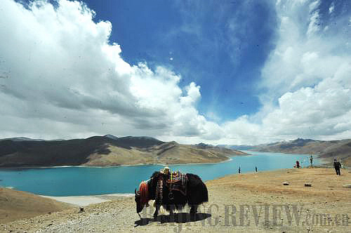 A lake at the foot of the Himalaya Mountains (XINHUA)