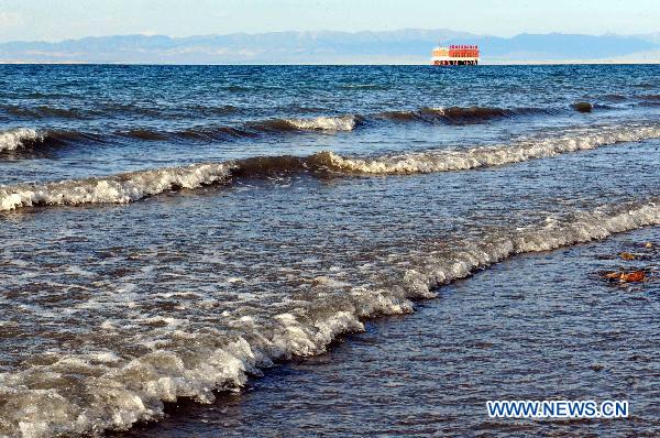 Tides strike the shore in the Qinghai Lake, northwest China's Qinghai Province, July 20, 2011. The mirror-like Qinghai Lake attracts thousands of tourists in summer.