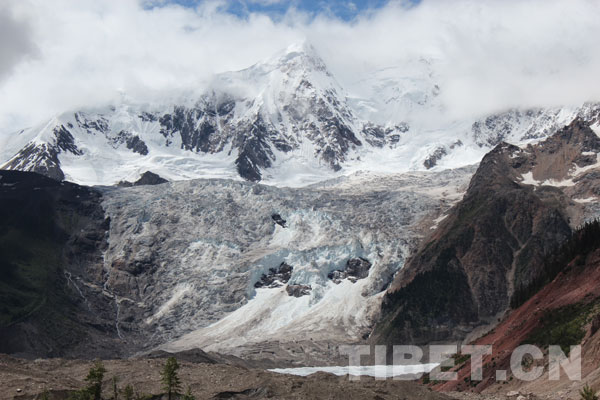 Midui glacier is geographically located between Nyenchen Tanglha Mountains and Boshula Ridge in southeastern Tibet. [Photo/China Tibet Online]