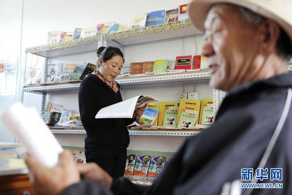 Villagers are reading in a rural library, June 20. [Photo/Xinhua]