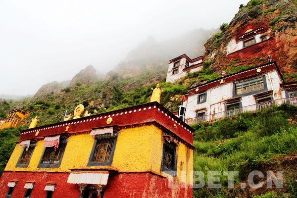 Drak Yerpa Monastery was built up because of the cave. [Photo/China Tibet Online]