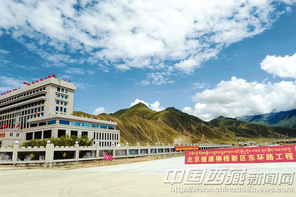 The east ring road in Lhasa’s Liuwu New District, aided by Beijing, is under construction. [Photo/ China Tibet News]
