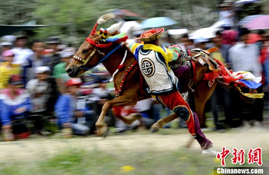 Farmers in Tohlung Dechen County, Lhasa, hold a horse race to celebrate Ongkor Festival, literally meaning the Bumper Harvest Festival, on August 7. [Photo/Chinanews.com]