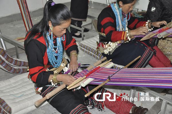 The beautiful girls works in the Lhoba weaving work house in Mailing.[Photo/CRI]
