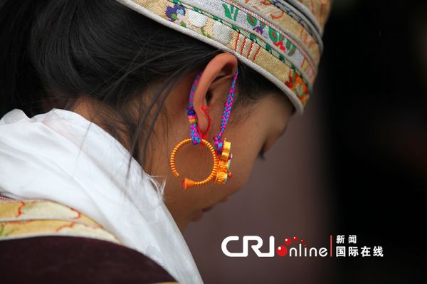 The special earring of Lhoba ethnic group girl [Photo/CRI]