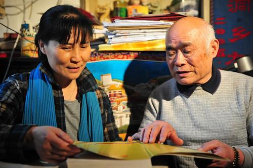 Yang talked with Chenlin, an aid-Tibet cadre, at his home.