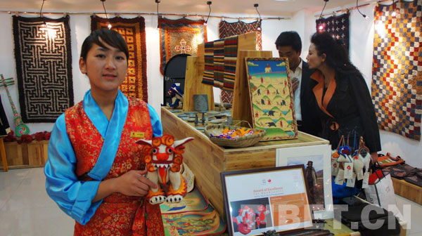 workers display Tibetan handicraft.[photo/China Tibet Online]
