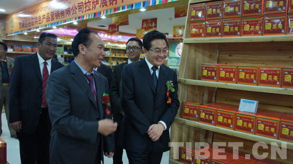 Officials visit the Lhasa Retail Trading Center of Caterpillar Fungus. [photo/China Tibet Online]