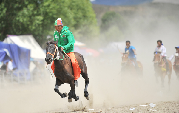 Competitors try their best at the first round of horse racing. The Dharma Festival begins in Gyangtze, Tibet autonomous region on Aug 18, 2011. Horse racing, yak racing, tug-of-war and bonfire party are part of the one-week festival, which has a history of over 600 years and was listed as a National Intangible Cultural Heritage.[Photo/Xinhua]