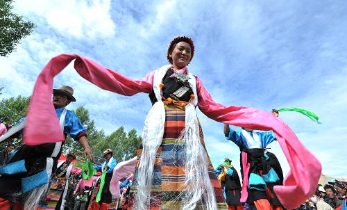 Locals are dancing at the opening ceremony of the Dama festival on August, 18, 2011. [Photo/China Tibet News]