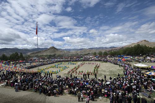 The figure ‘60’ is presented by people on parade during the opening ceremony, celebrating the 60th anniversary of Tibet’s peaceful liberation. [Photo/China Tibet News]