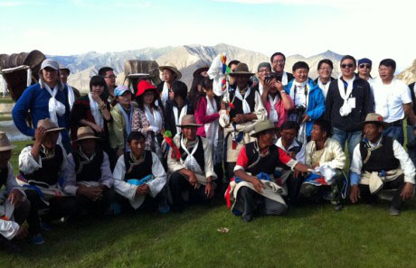 Group photo of the tour team and Tibetan people who perform the Cow-hide Raft.