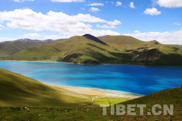 the clean and blue Yamdrok Lake[photo/China Daily Online]