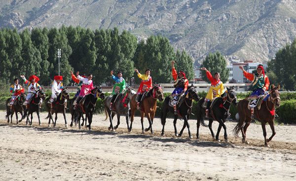 Equestrian team from Damxung County of Tibet is ready for horse show during the 2011 Lhasa Shoton Festival on August 30, 2011. [Photo/China Tibet Online]