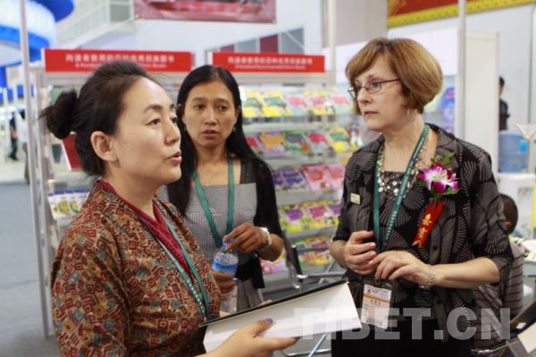 Susan (first from the right), Doctor from the BioOne in the US, is communicating with Drolmakyi(first from the left)[Photo/Tibet.cn]