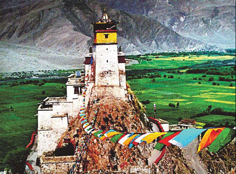 Shannan prefecture is home to many "firsts", such as the first Tibetan palace Yambulakang. (Source: China Daily/ Asia News Photo/Yu Zhiyong )