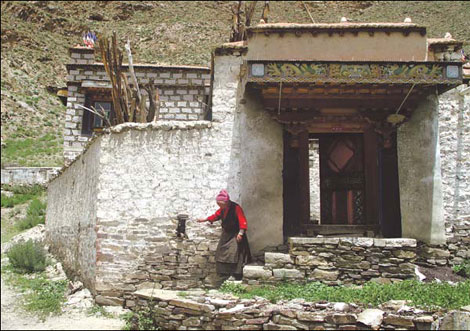 A distinct Tibetan-style brick house in Yarlung Suoka, the region's first village. (Source: China Daily/Qi Xiao)