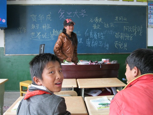 A Tibetan girl makes self-introduction in the class-meeting. [photo/He Huacheng]