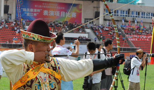 A Tibetan is giving archery performance during the 9th National Ethnic Games on September 12, 2011. [Photo/Chinatibetnews.com]