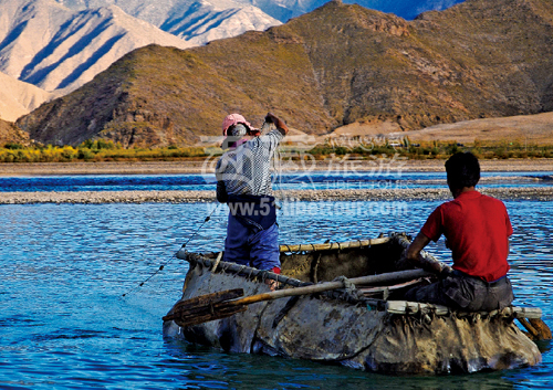 Two people cross a river with a Tibetan cowhide raft. (Photo from www.51tibettour.com)