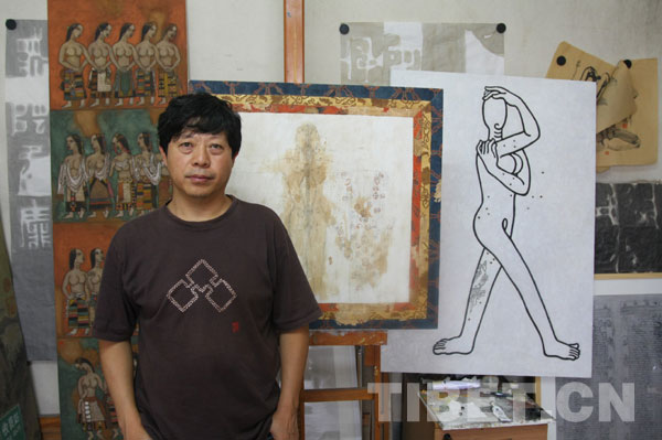 Zhai Yuefei, a famous painter in China, is interviewed in his studio in Beijing. [Photo/China Tibet Online]