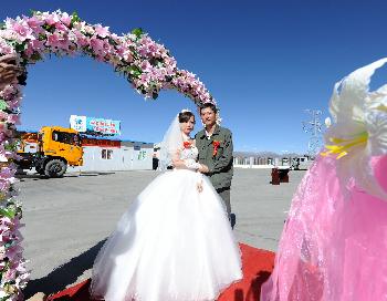 A new couple are taking photos in the wedding ceremony on Oct. 6, 2011. [Photo/China Tibet online].