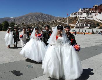 Four new couples are taking group photos on the Potala Palace on Oct. 6, 2011. [Photo/China Tibet online].
