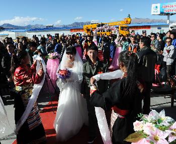 The local Tibetans are presenting Khadas to a new couple on Oct. 6, 2011. [Photo/China Tibet online]