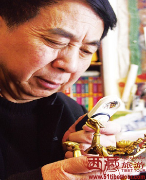 Photo shows Ye Xingsheng, a well-known Chinese painter and collector, holding a small Buddha statue he collected. (Photo Source: 51tibettour.com)