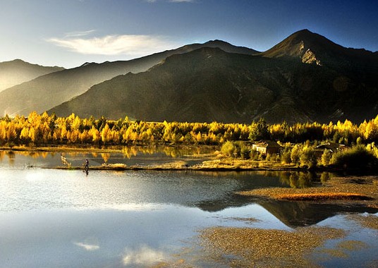 The Lhasa River in autumn [Photo/www.baidu.com]