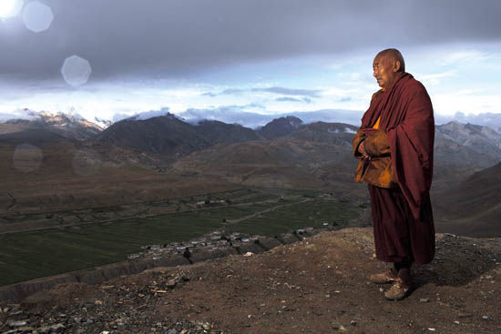 Kelzang Wangbu, abbot of the Xianbolin Monastery in Nagri, western Tibet Autonomous Region, looks into the distance from the peak of the Dalaga Mountain. [Photo/www.lifeweek.com.cn]