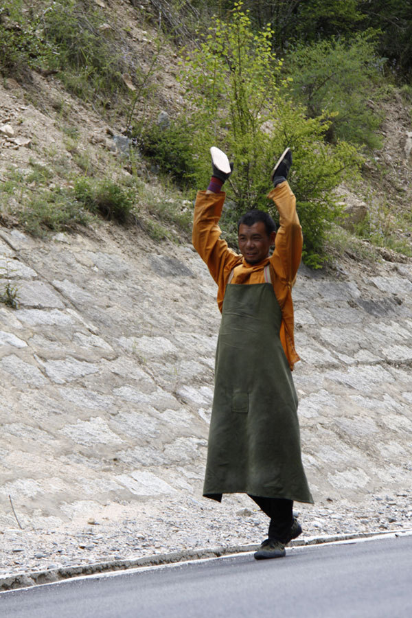 A Tibetan pilgrim on the way from Ra'og to Bome county, on July 31, 2011. [Photo/Sun Xinqiang]