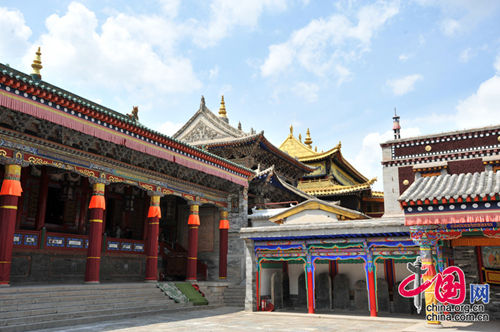 The Ta'er Temple, one of the six temples of the Gelug Sect of Tibetan Buddhism, is located at the southwest corner of Lusha'er Town in Niezhong County, Qinghai Province.[China.org.cn]