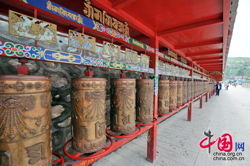 The Ta'er Temple, one of the six temples of the Gelug Sect of Tibetan Buddhism, is located at the southwest corner of Lusha'er Town in Niezhong County, Qinghai Province.[China.org.cn]