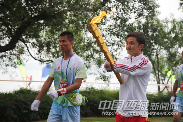 Pei Liang, a young athlete from Nyingchi prefecture of China's Tibet Autonomous Region, is serving as one of the torch runner for the 8th National Paralympic Games. [Photo/Li Yulong]