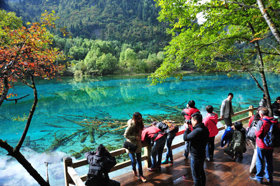 Tourists are taking photos in the Jiuzhai Valley in the Aba Tibetan and Qiang Autonomous Prefecture, Sichuan Province.