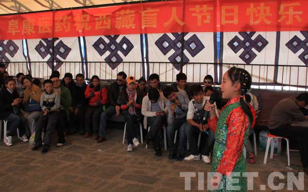 Kunsang Droma, a blind child, is performing on  the International Day for the blind. [Photo/China Tibet Online]