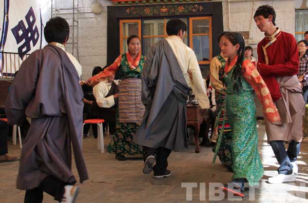 Children in the Lhasa school for the blind are dancing celebrating the International Day for the blind. [Photo/China Tibet Online]